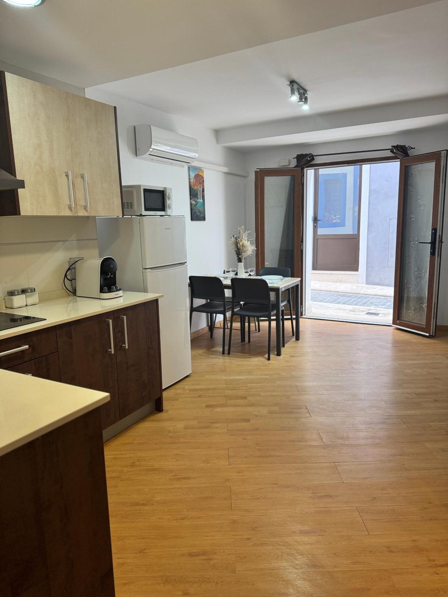 Wave Apartments Ла-Віла-Джойоза Екстер'єр фото
